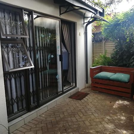 Roxy's Rest Guest House Vanderbijlpark Extérieur photo