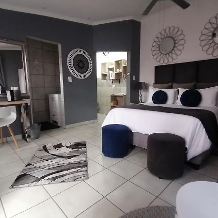 Roxy's Rest Guest House Vanderbijlpark Extérieur photo