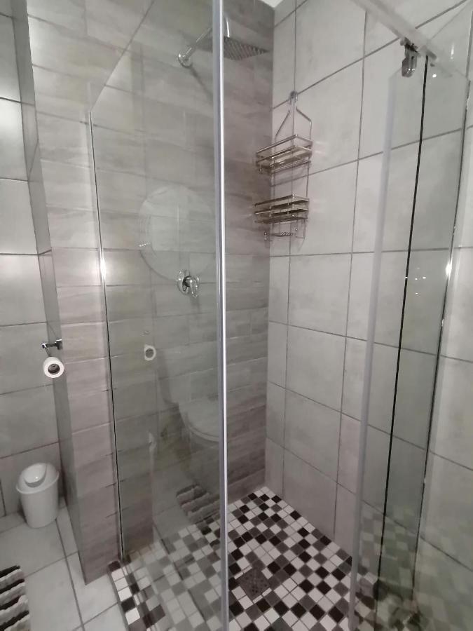 Roxy's Rest Guest House Vanderbijlpark Extérieur photo