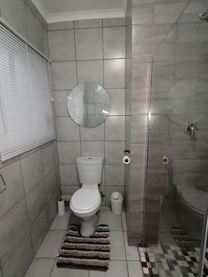 Roxy's Rest Guest House Vanderbijlpark Extérieur photo