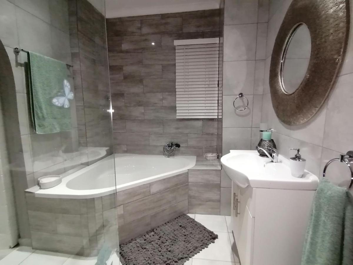 Roxy's Rest Guest House Vanderbijlpark Extérieur photo