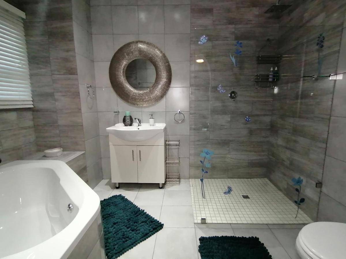 Roxy's Rest Guest House Vanderbijlpark Extérieur photo
