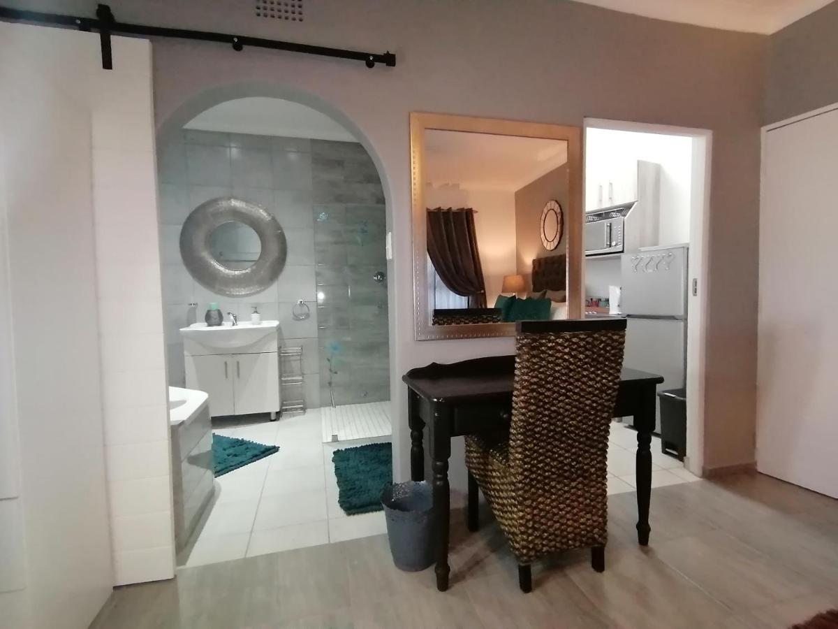 Roxy's Rest Guest House Vanderbijlpark Extérieur photo