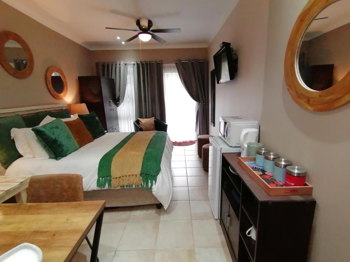 Roxy's Rest Guest House Vanderbijlpark Extérieur photo