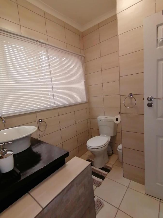 Roxy's Rest Guest House Vanderbijlpark Extérieur photo