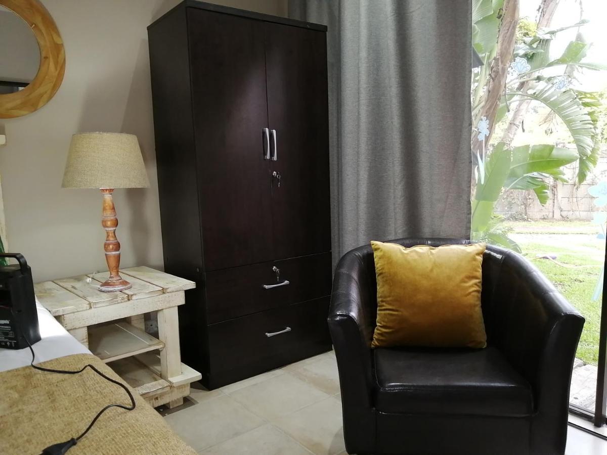 Roxy's Rest Guest House Vanderbijlpark Extérieur photo