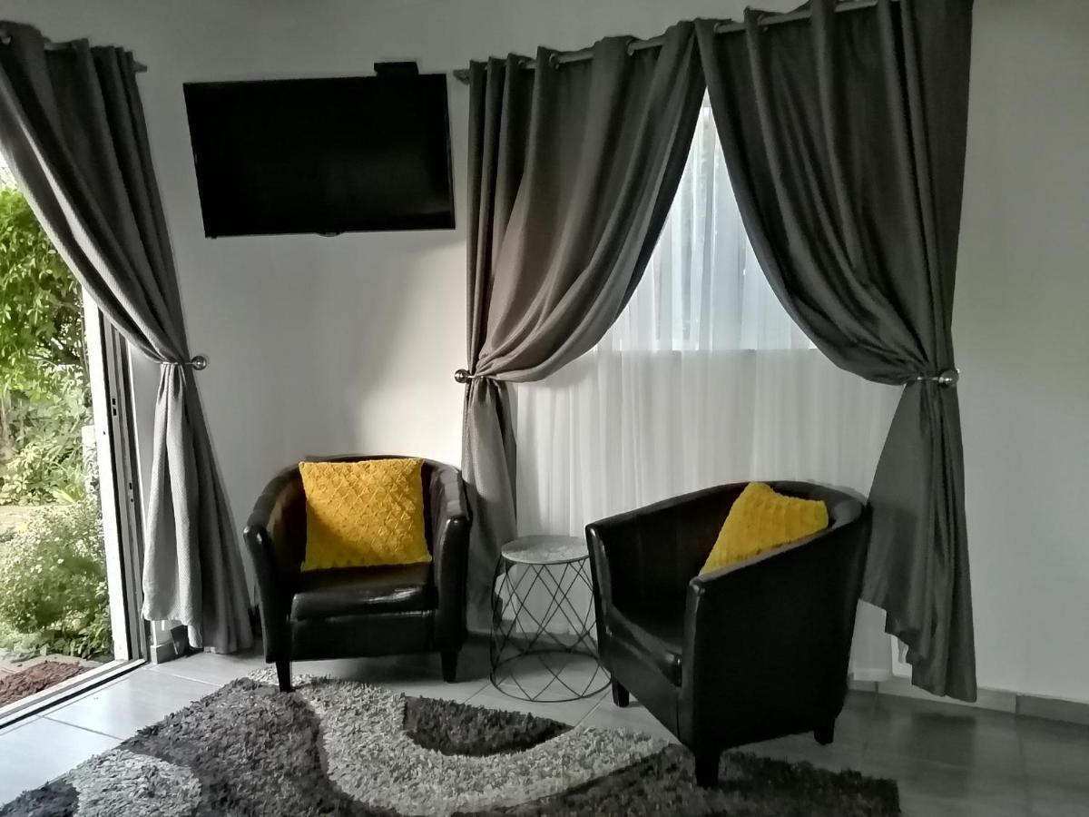 Roxy's Rest Guest House Vanderbijlpark Extérieur photo