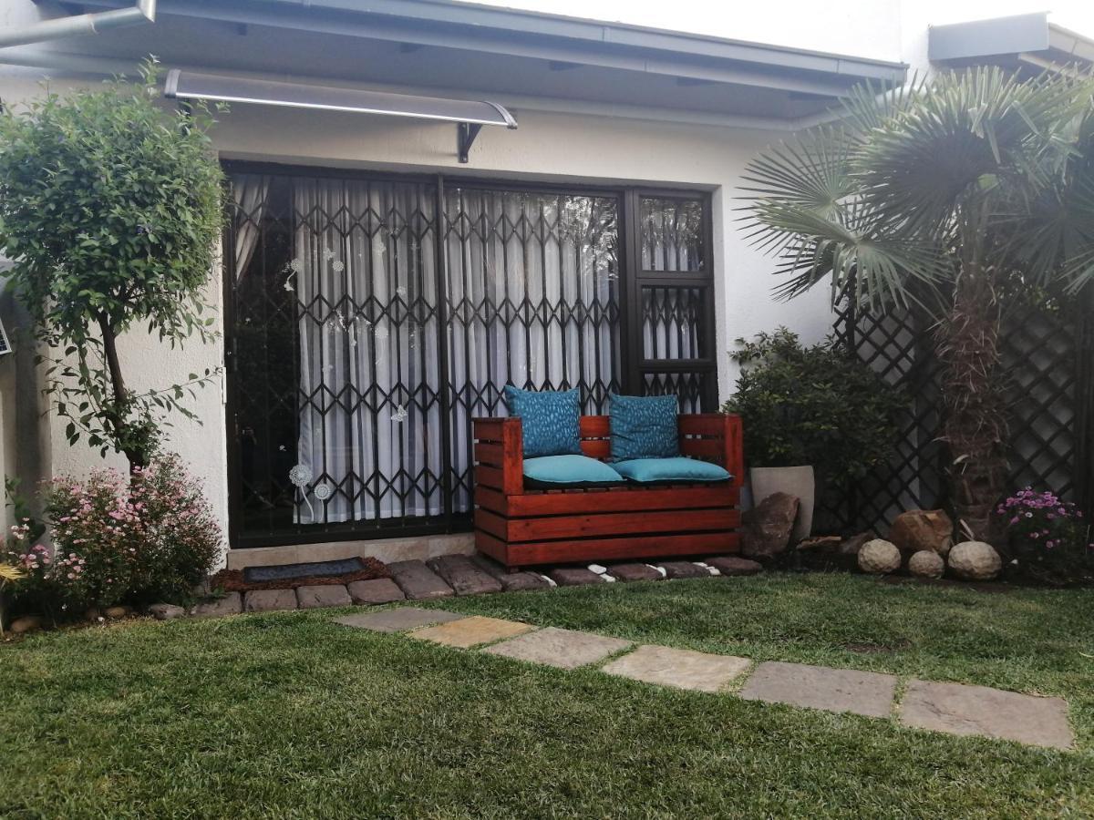 Roxy's Rest Guest House Vanderbijlpark Extérieur photo