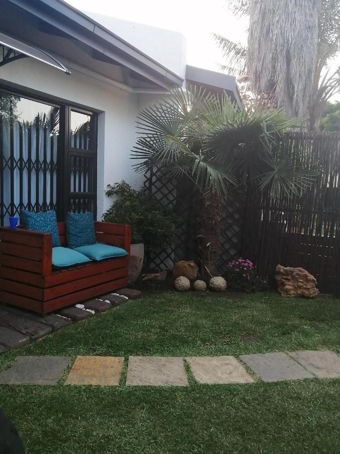 Roxy's Rest Guest House Vanderbijlpark Extérieur photo