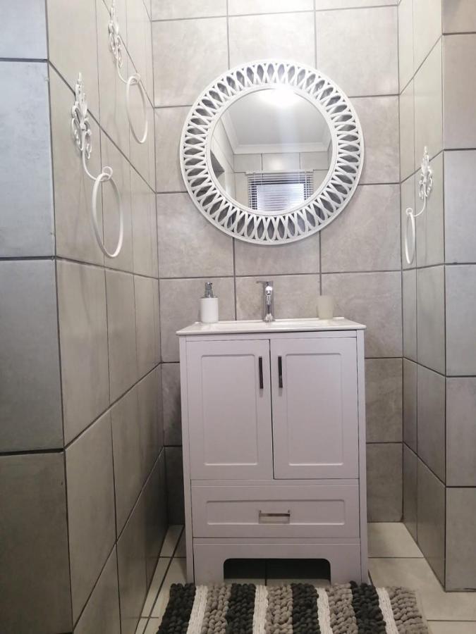 Roxy's Rest Guest House Vanderbijlpark Extérieur photo