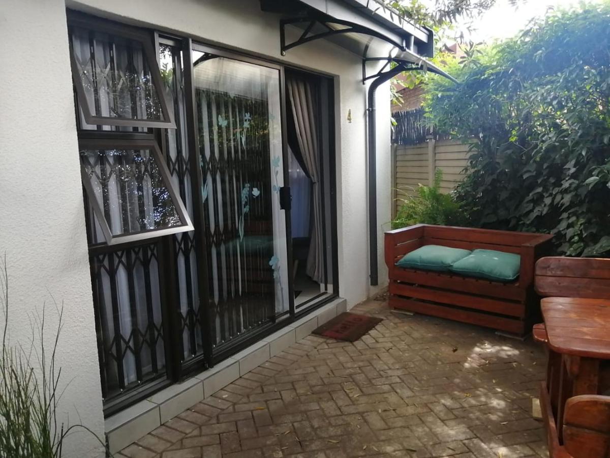 Roxy's Rest Guest House Vanderbijlpark Extérieur photo