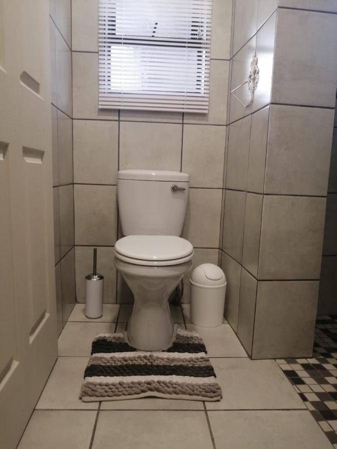 Roxy's Rest Guest House Vanderbijlpark Extérieur photo