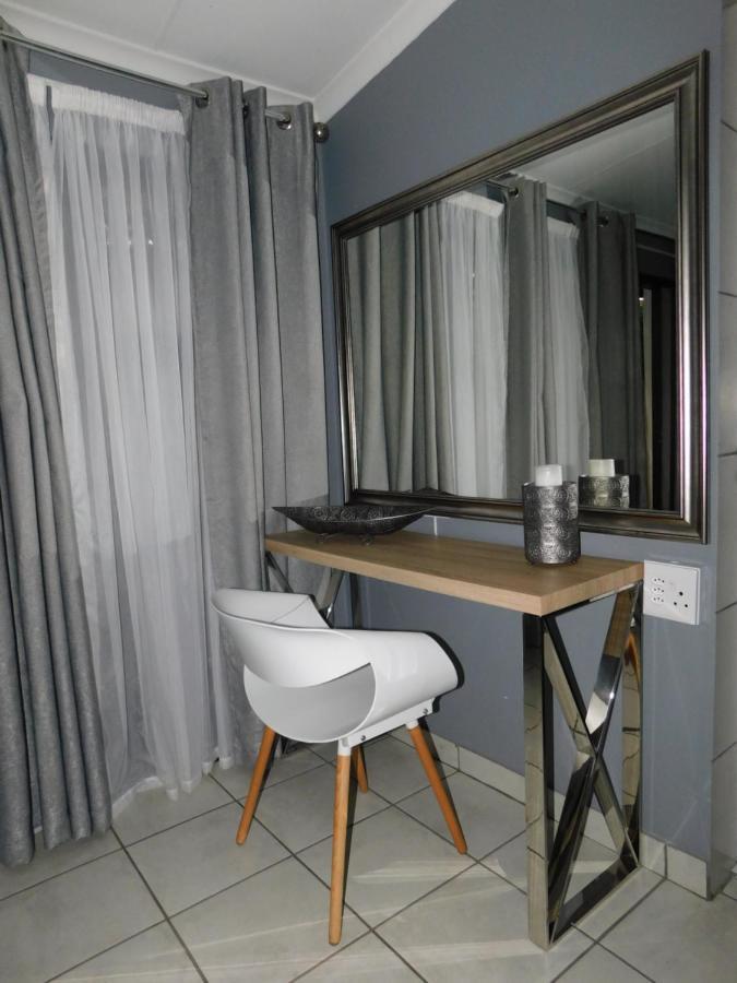 Roxy's Rest Guest House Vanderbijlpark Extérieur photo