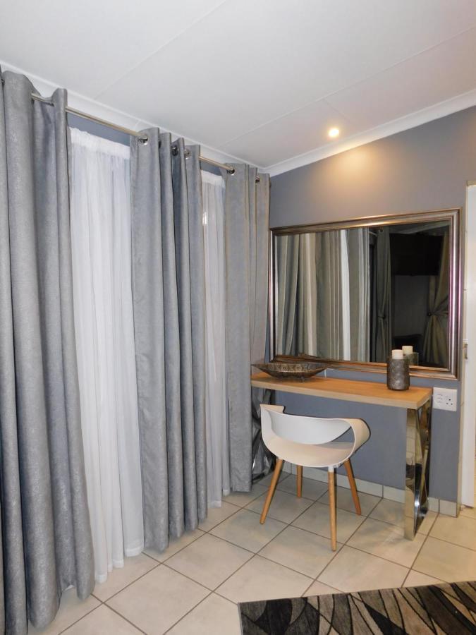 Roxy's Rest Guest House Vanderbijlpark Extérieur photo