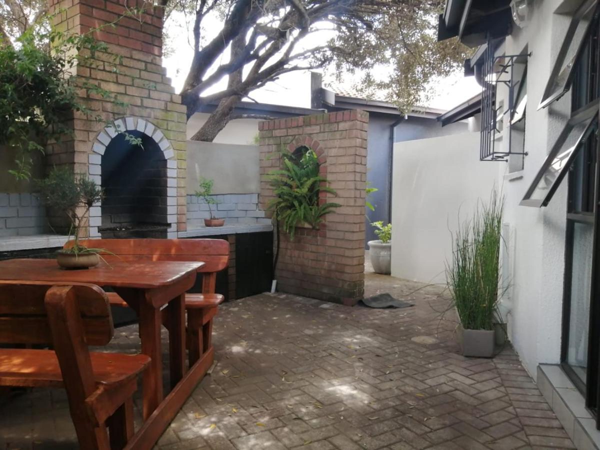 Roxy's Rest Guest House Vanderbijlpark Extérieur photo