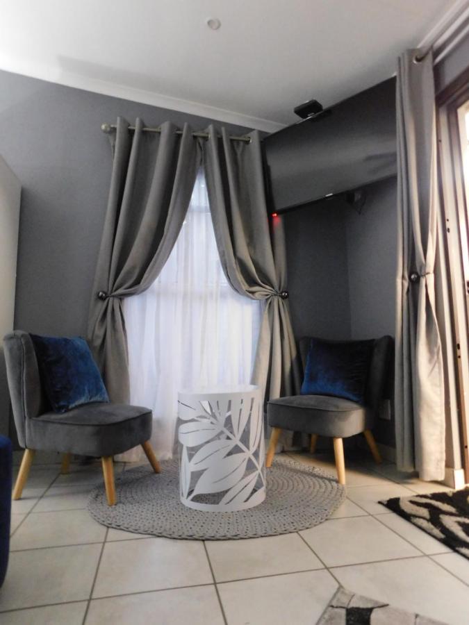 Roxy's Rest Guest House Vanderbijlpark Extérieur photo